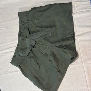 Ann Taylor size 4 belted khaki green linen shorts